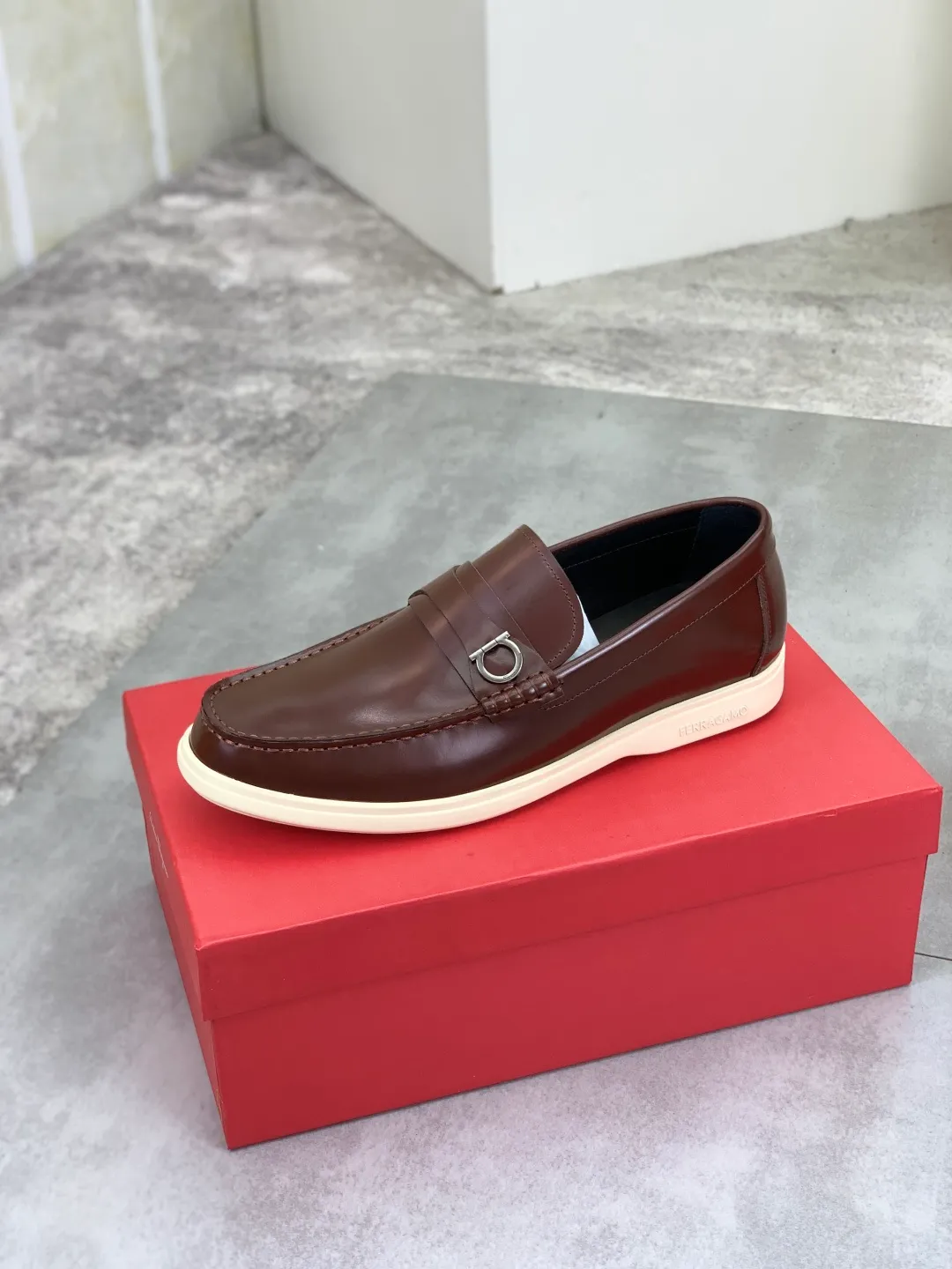 Men's Men's Shoes 💰P580💰[New Style] Water-dyed Niuli 🆘[Salvatore Ferragamo] Ferragamo's latest casual business leather shoes for men! Listed simultaneously! The fabric is made of specially imported original open-edge beaded calfskin, and the interior is made of imported water-dyed cowhide. It is absolutely luxurious and leads the fashion trend. Matching code: 38-44 (45 and 46 can be customized) Black, brown and burgundy colors available